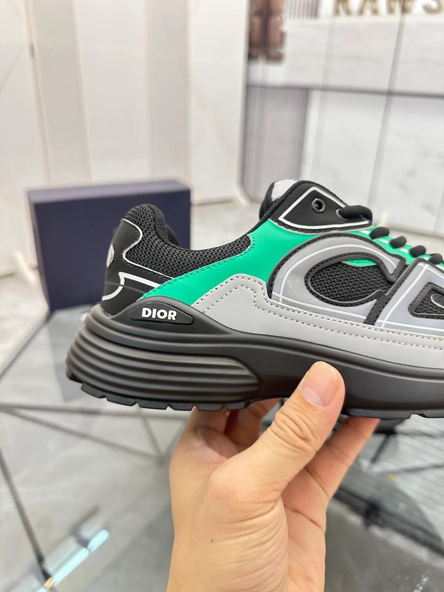 Men's shoes: 💰P400¥ Available in Guangzhou Product trademark: Dior* "Dior*" low-top casual shoes Regular size: 35-46 (can be customized to 47) Couple style Product materials: Upper imported cowhide stitched with original fabric, breathable lining, ultra-light foam original outsole. No.: 007